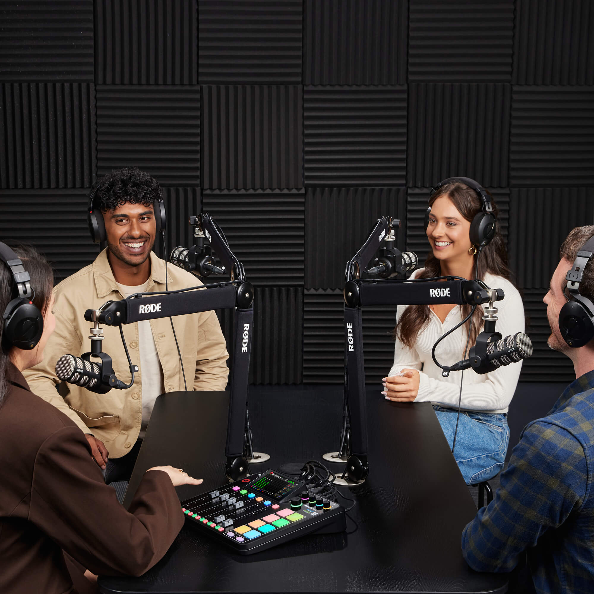 Rode Pro Podcaster Bundle (4-Person) White